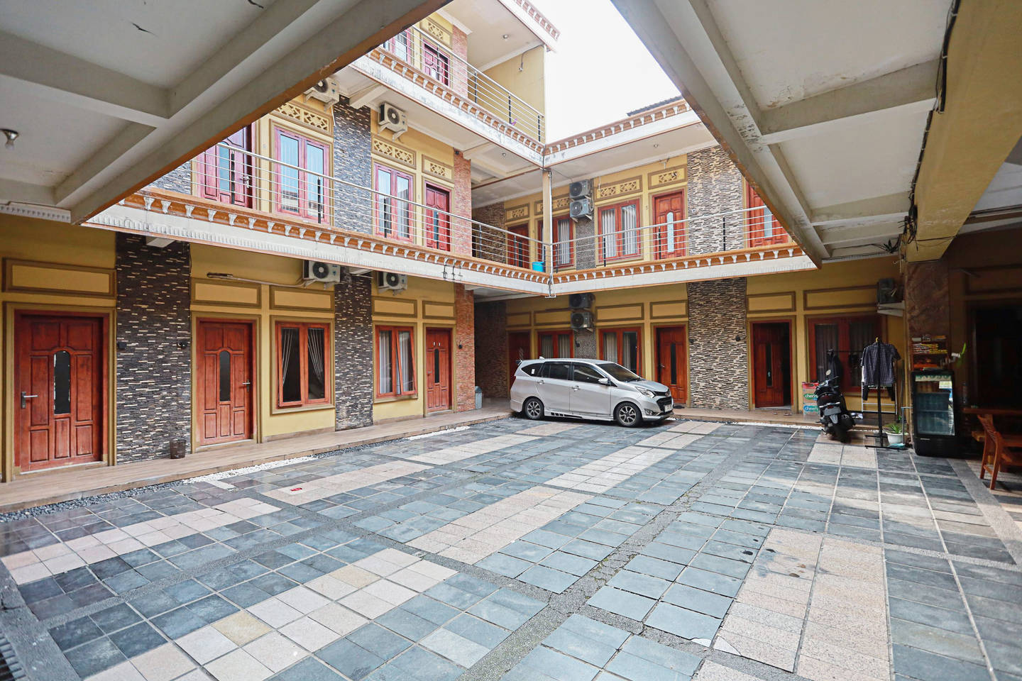https://images.rukita.co/buildings/building/ca080dba-aa3.jpg