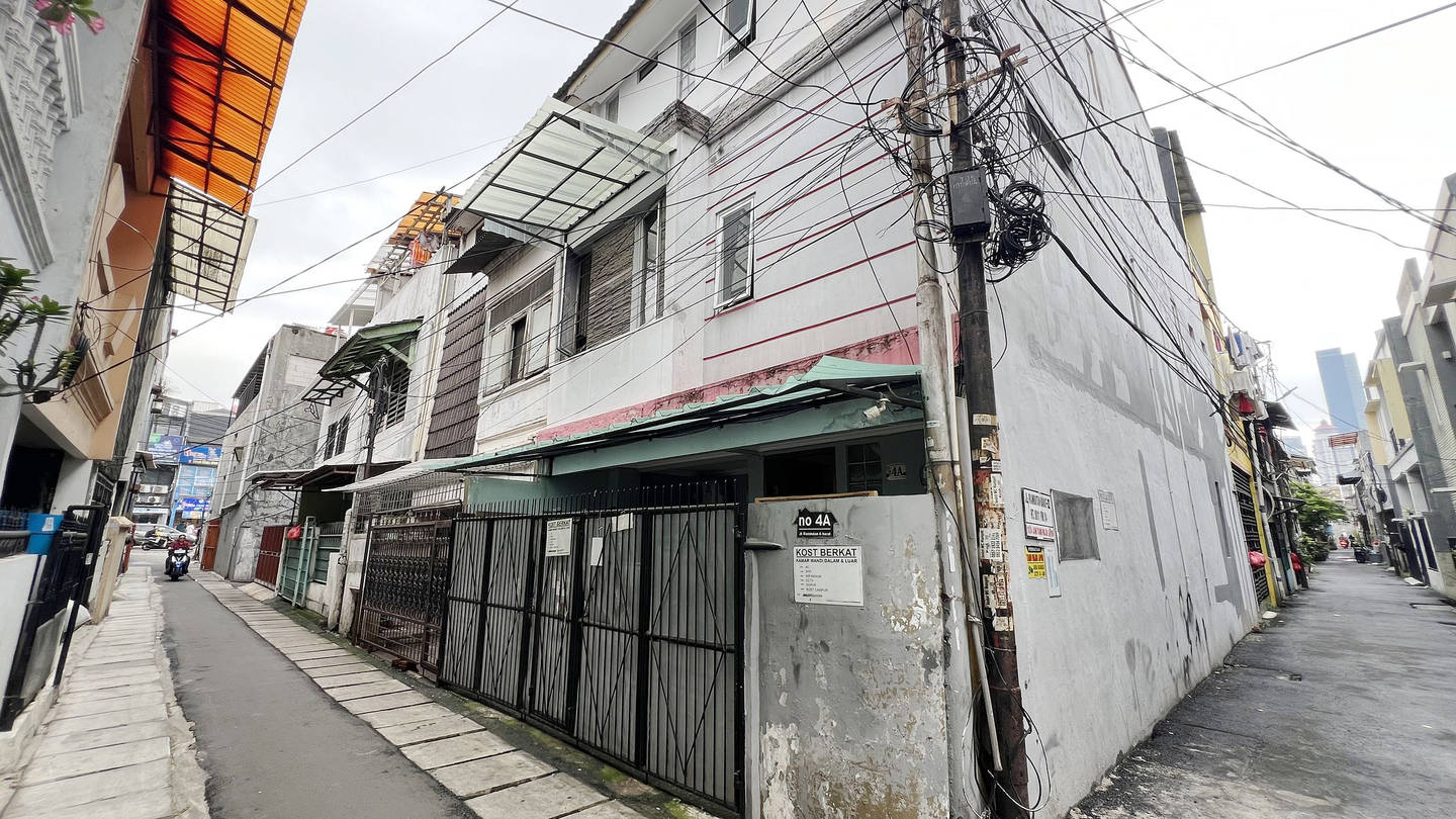 https://images.rukita.co/buildings/building/ca1a4a08-21c.jpg