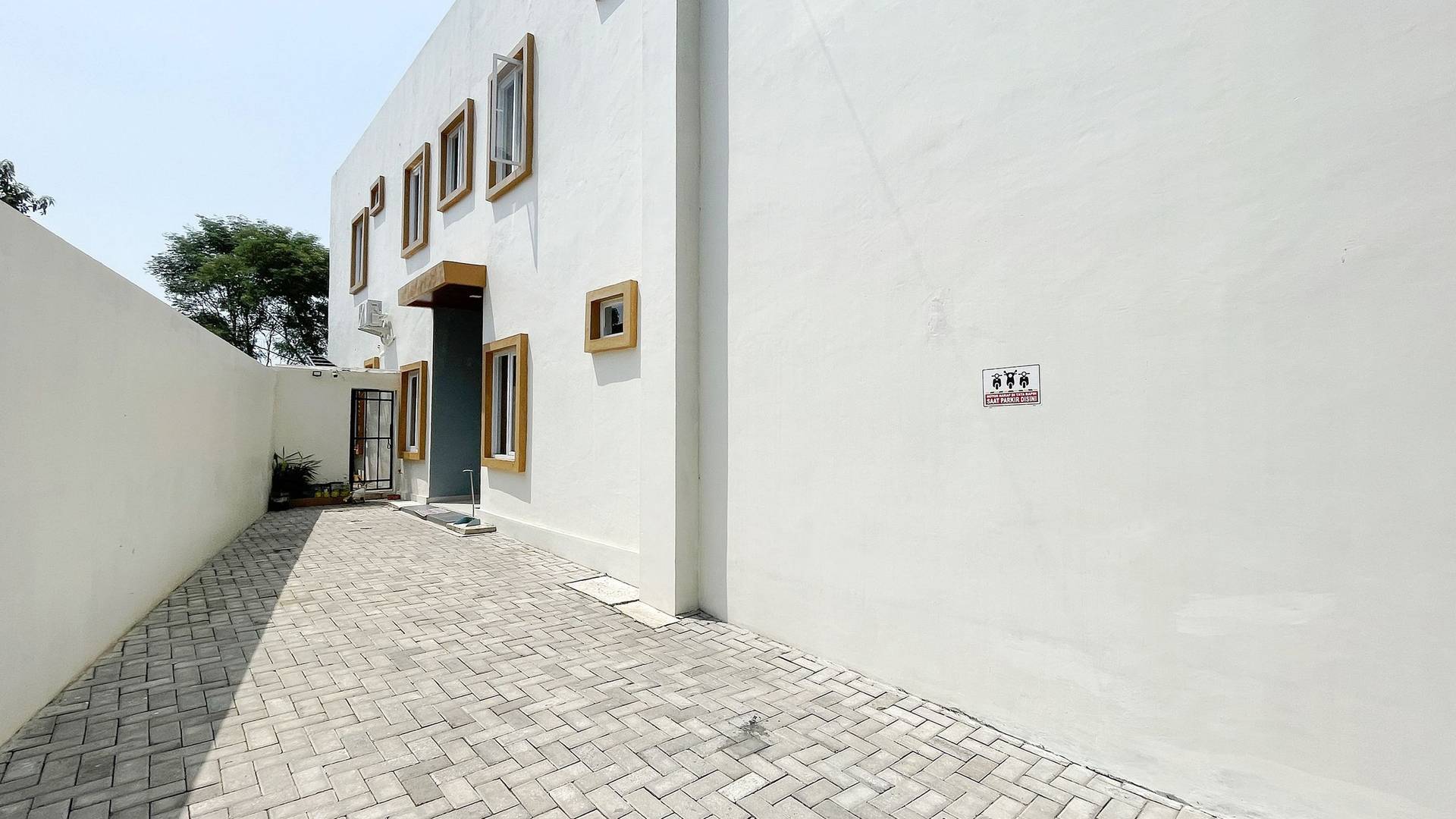 https://images.rukita.co/buildings/building/caeab8f5-3df.jpg