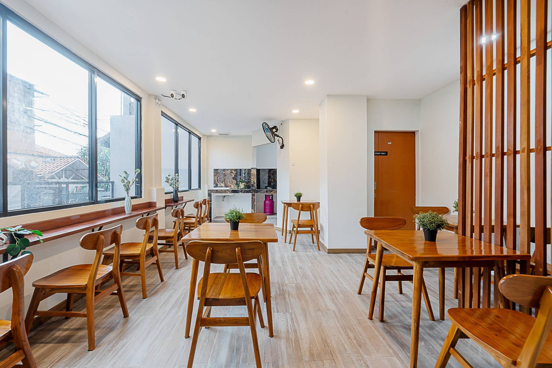 https://images.rukita.co/buildings/building/cc4d0dd9-c64.jpg