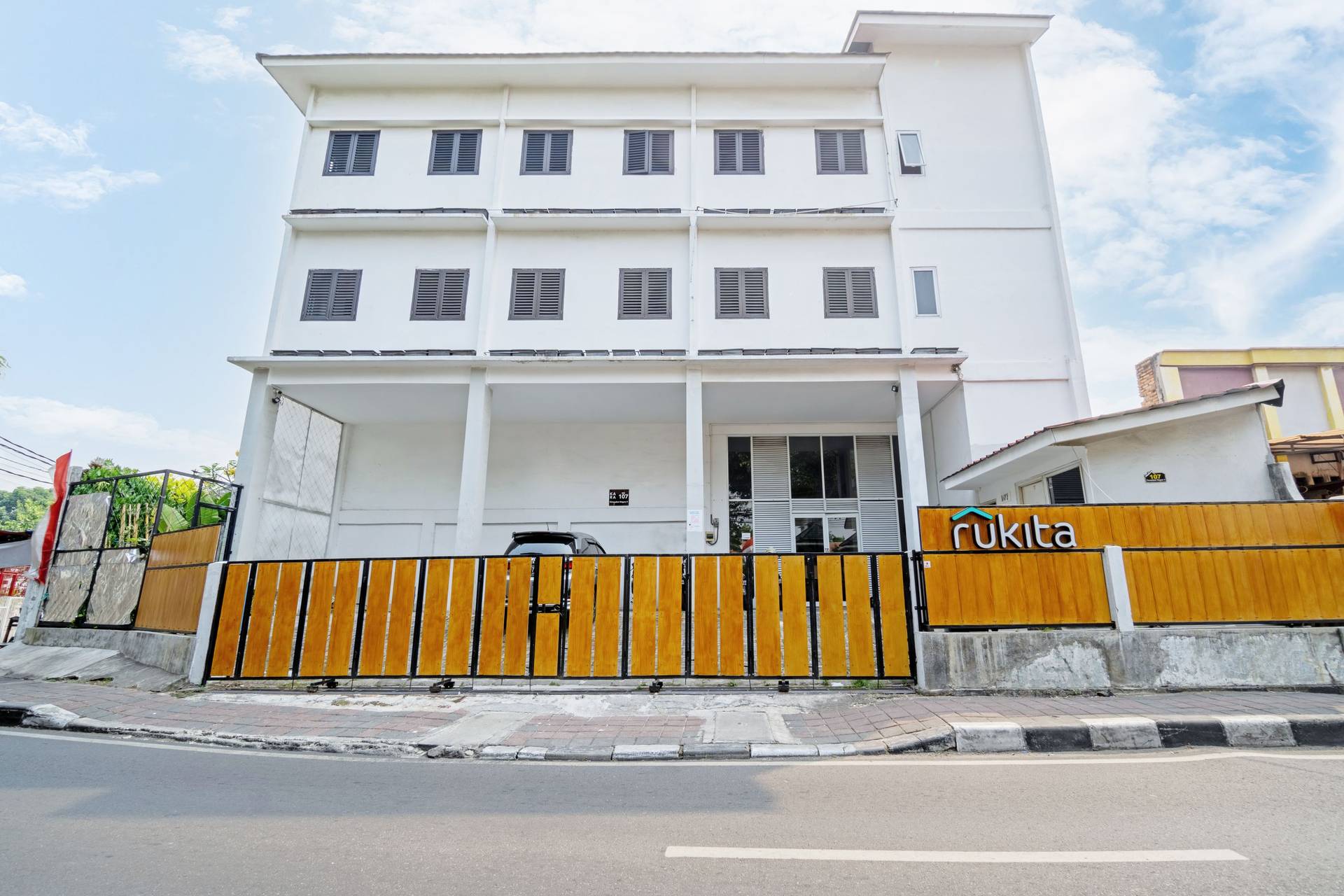 https://images.rukita.co/buildings/building/cdc90129-28d.jpg