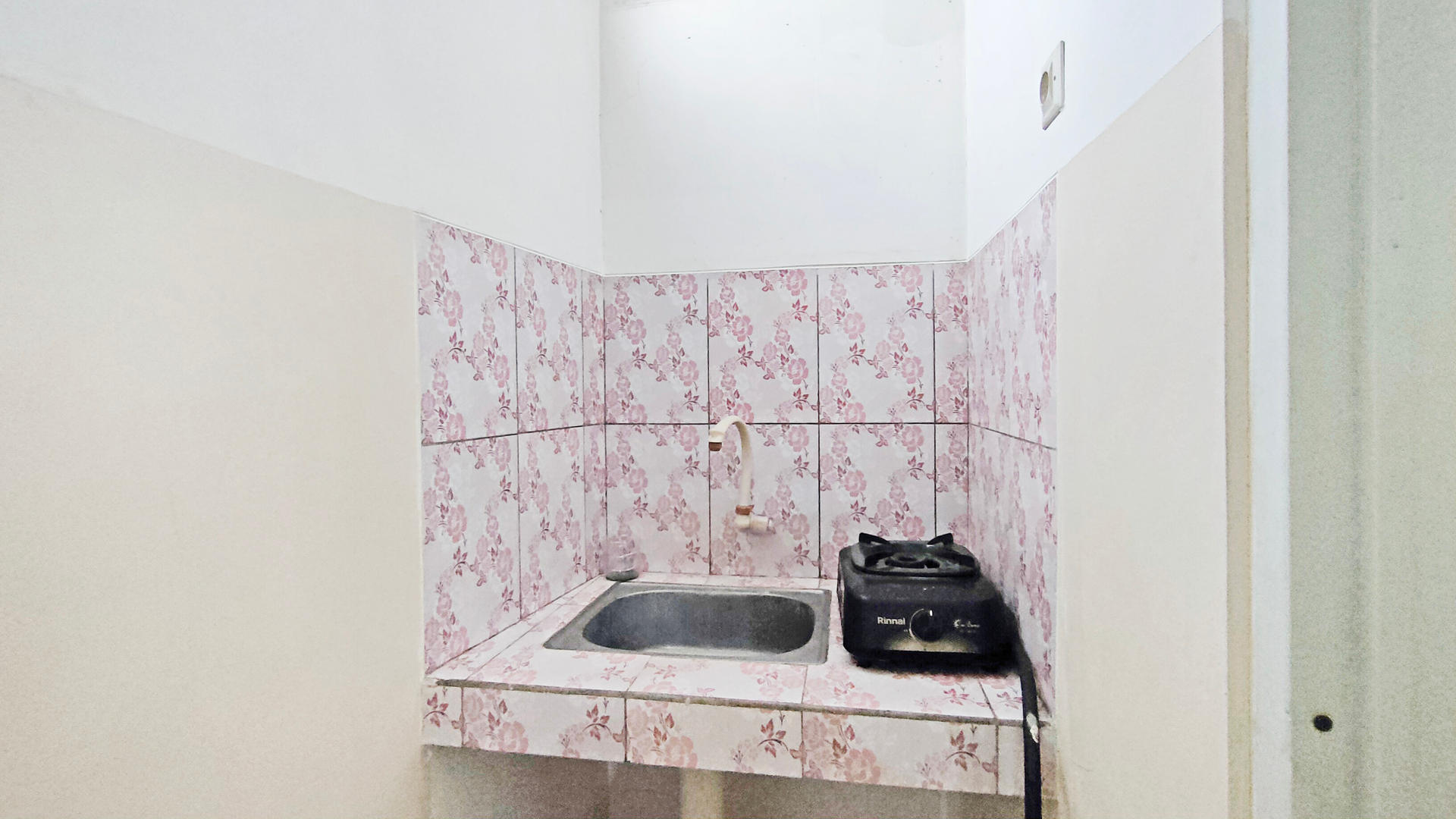https://images.rukita.co/buildings/building/d2825883-f2c.jpg