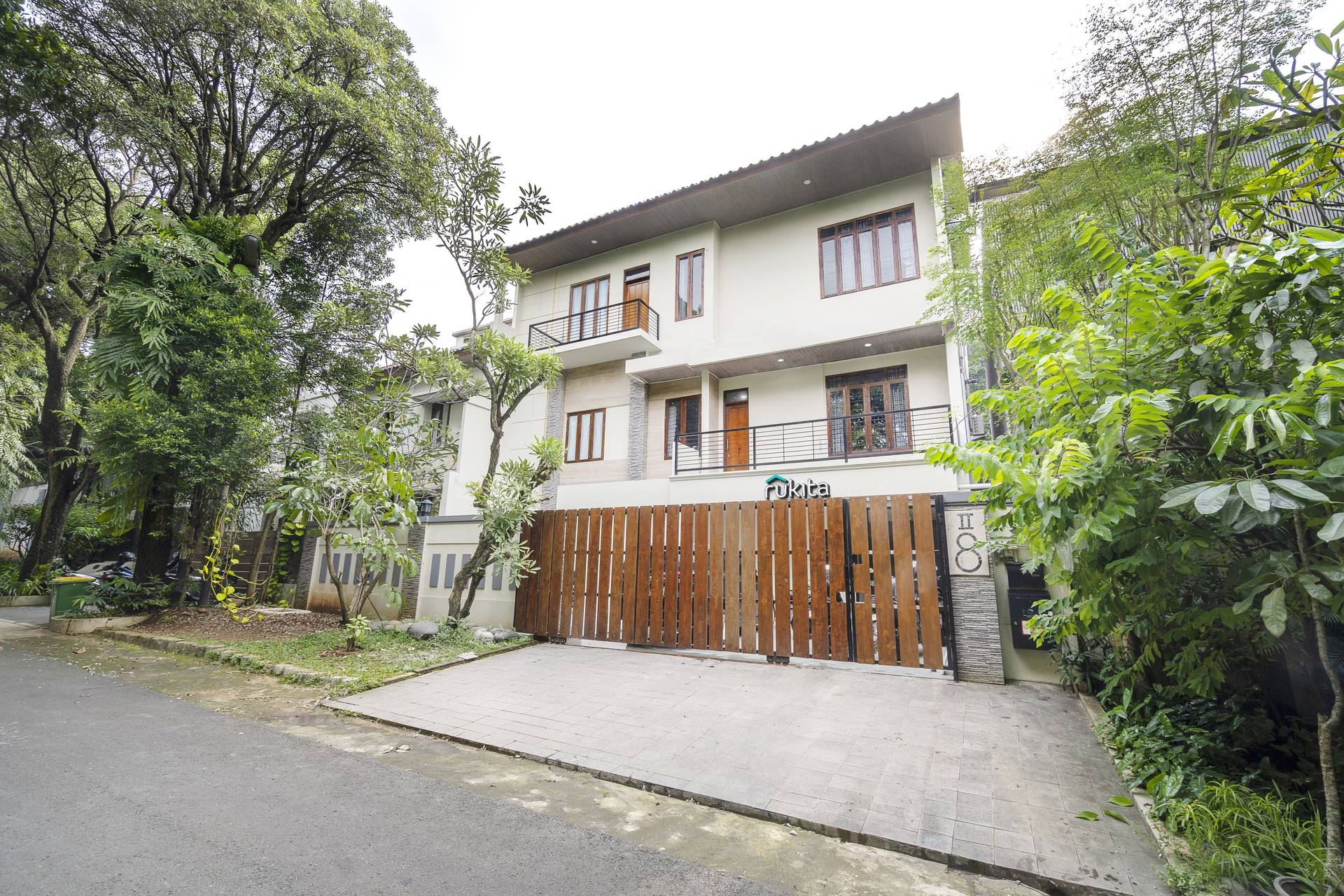 https://images.rukita.co/buildings/building/d2a1fc46-cbc8-4209-8df4-8ec0e85be174.jpg