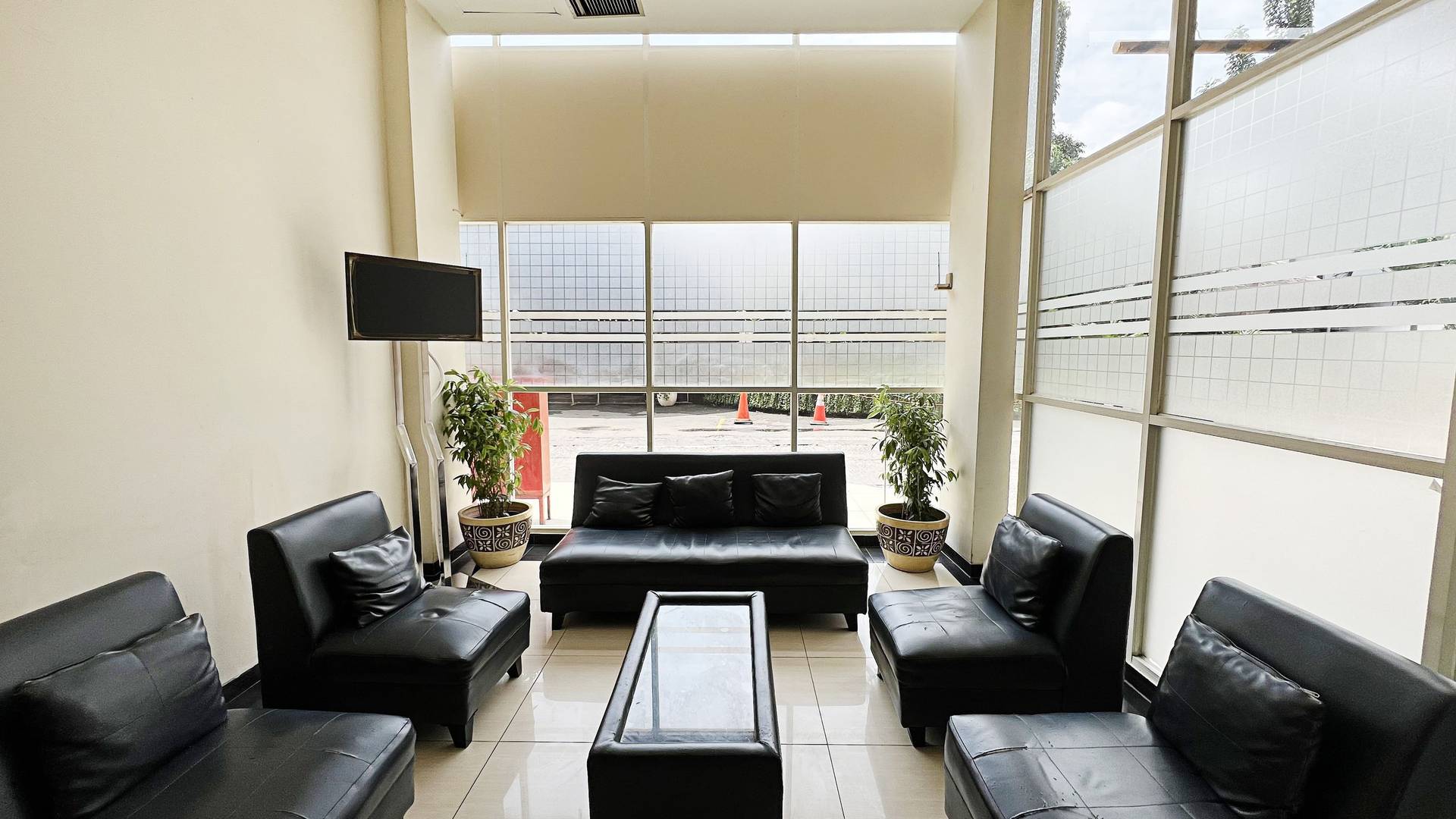https://images.rukita.co/buildings/building/d2bb2df0-22d.jpg
