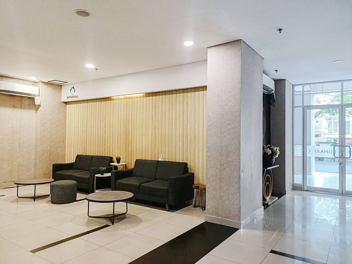 https://images.rukita.co/buildings/building/d2f504d6-398.jpg