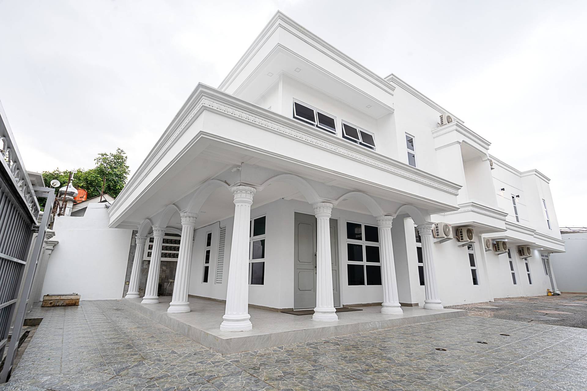 https://images.rukita.co/buildings/building/d3ce0da1-c63.jpg