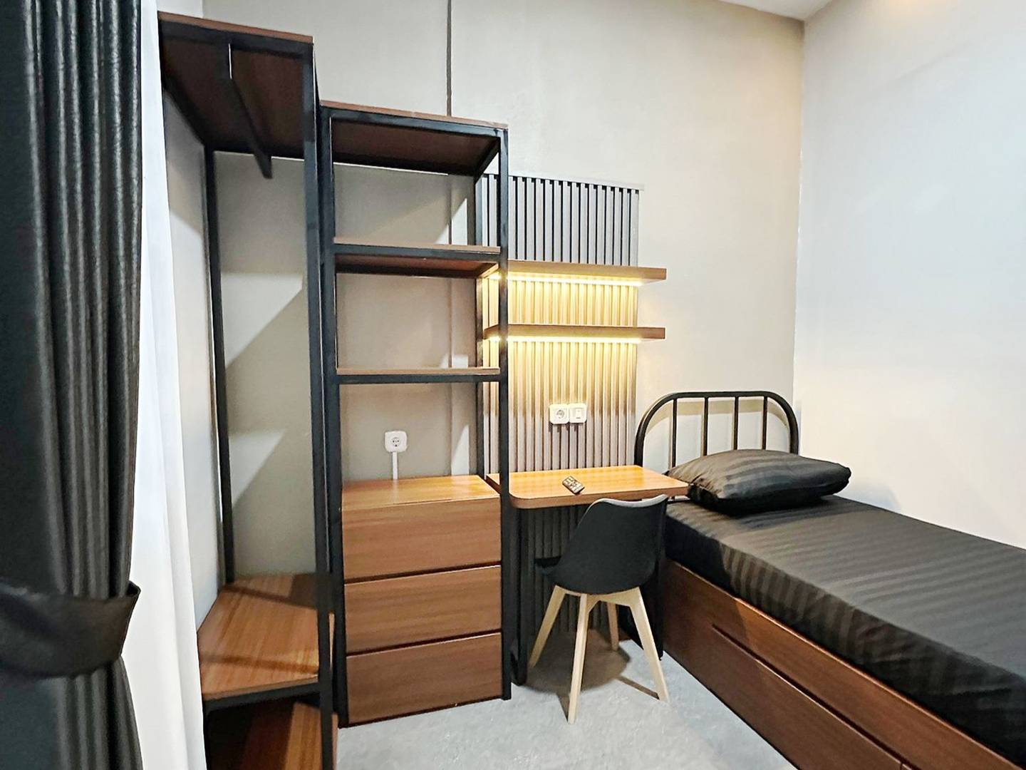 https://images.rukita.co/buildings/building/d617311b-384.jpg