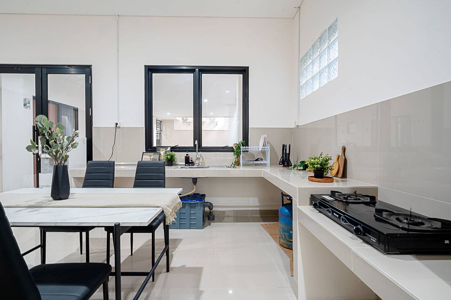 https://images.rukita.co/buildings/building/d7076518-319.jpg