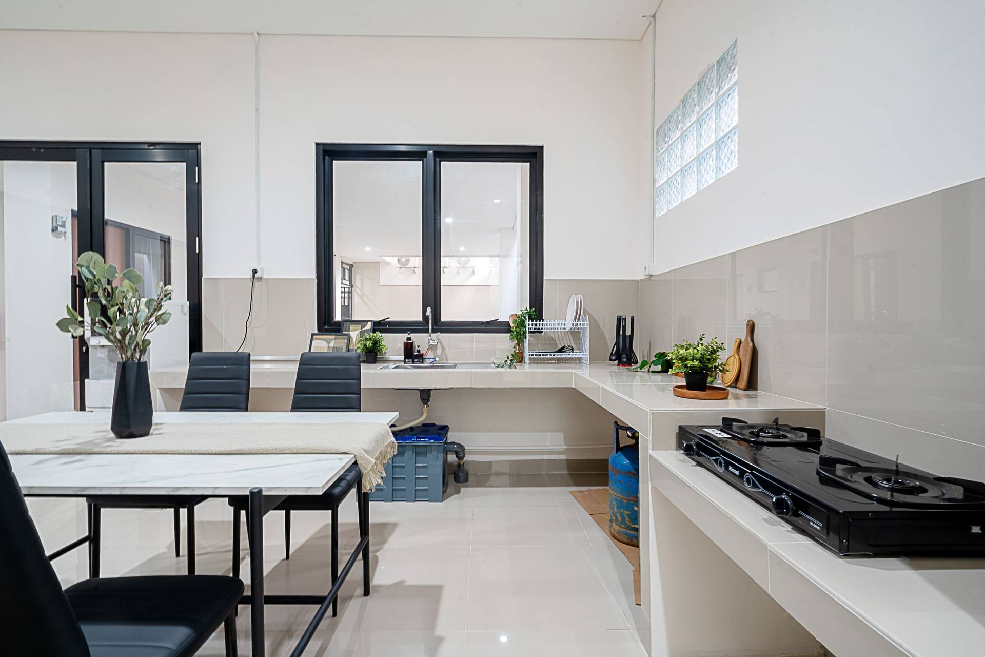 https://images.rukita.co/buildings/building/d7076518-319.jpg