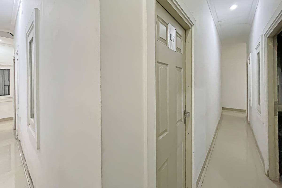 https://images.rukita.co/buildings/building/d82af440-9c3.jpg