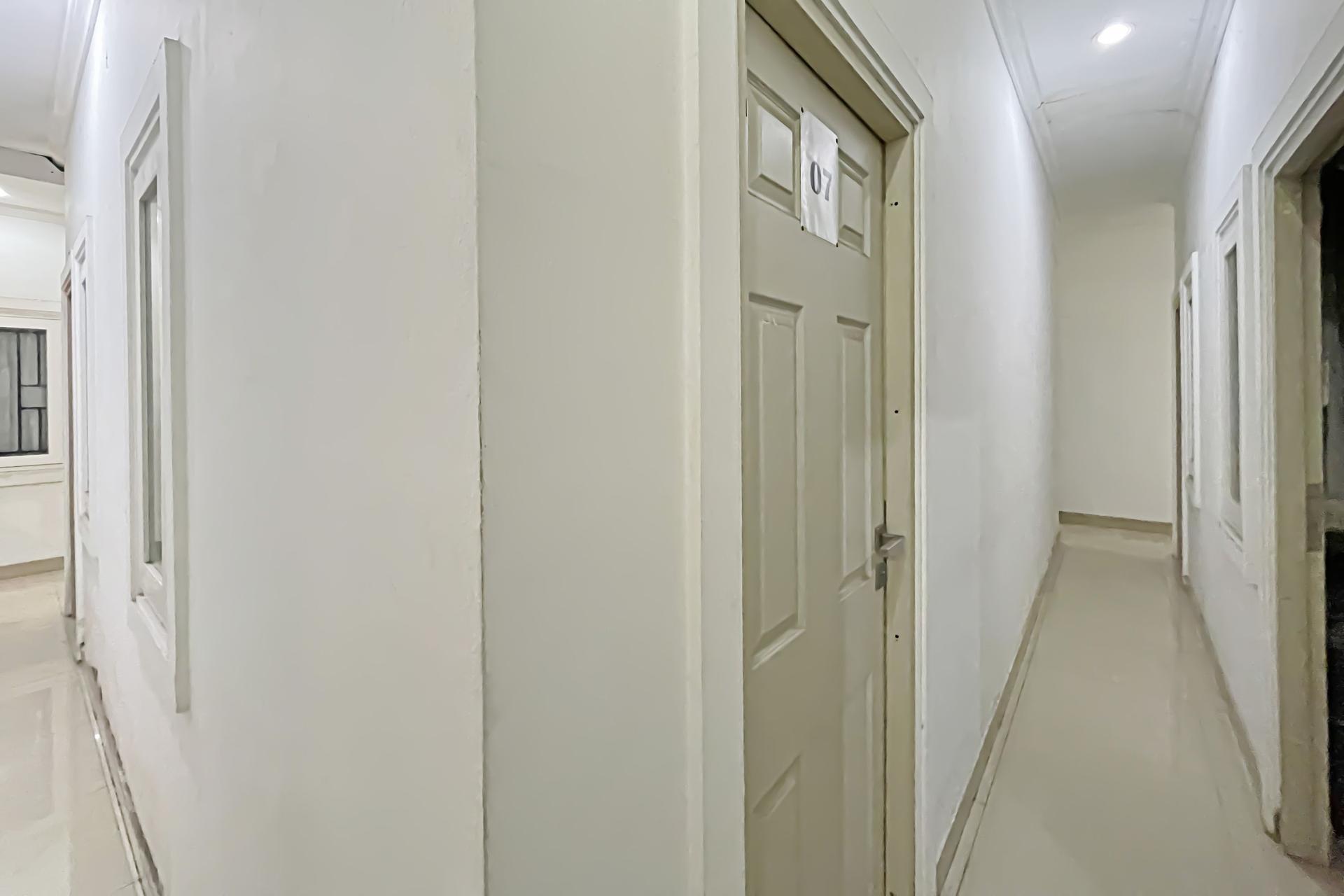 https://images.rukita.co/buildings/building/d82af440-9c3.jpg
