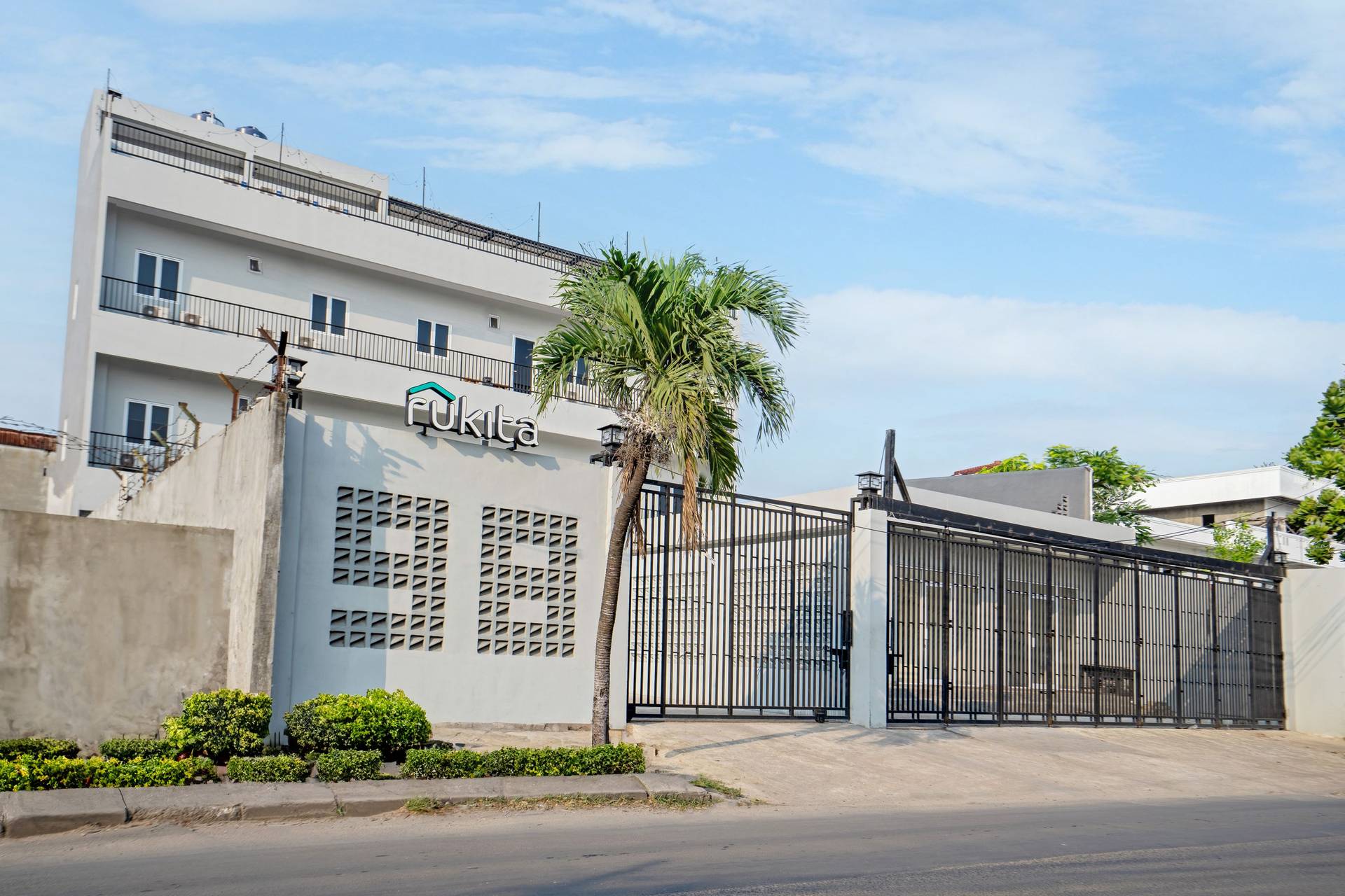 https://images.rukita.co/buildings/building/d9538220-d6a.jpg