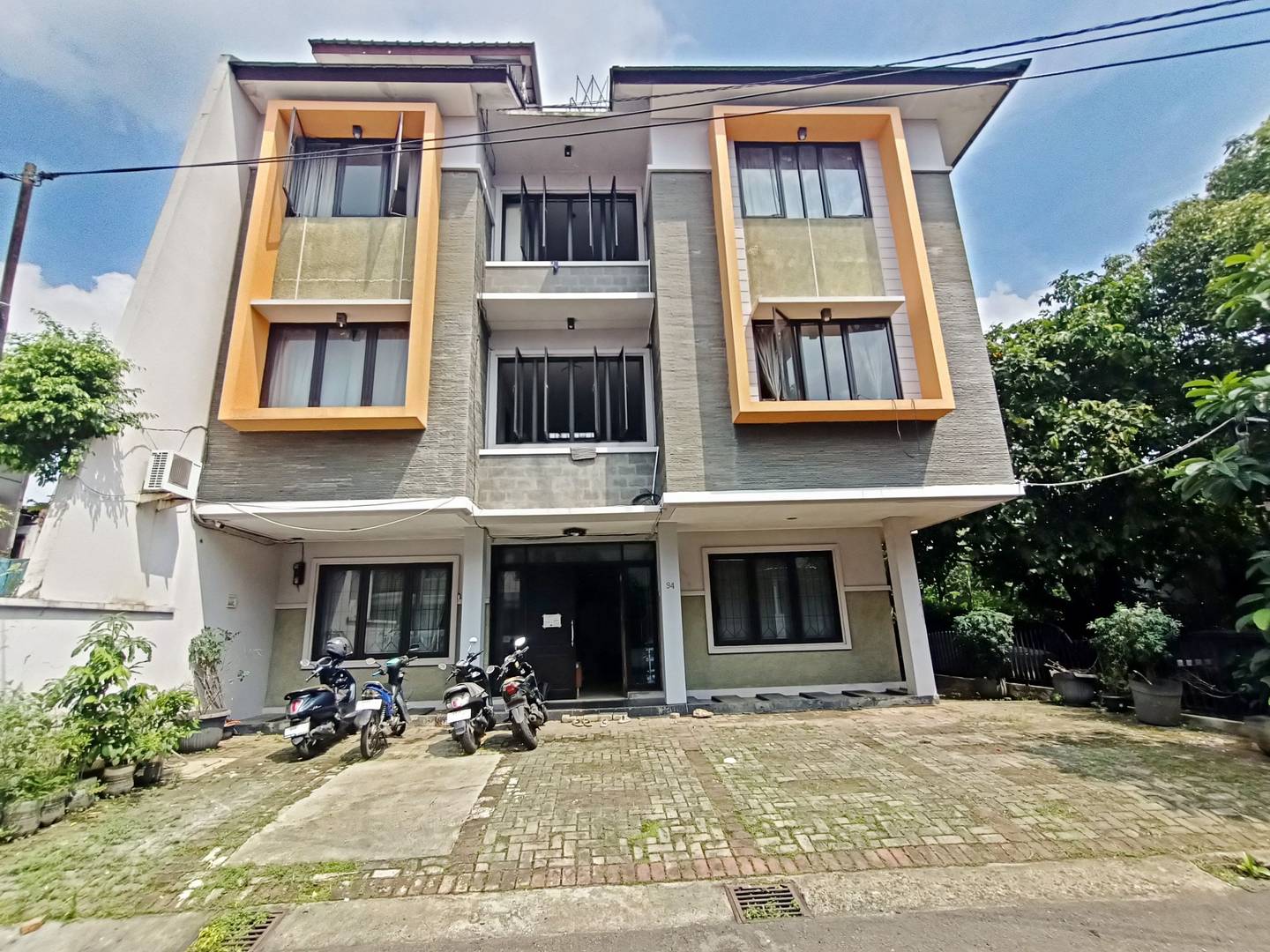 https://images.rukita.co/buildings/building/df9ab065-319.jpg
