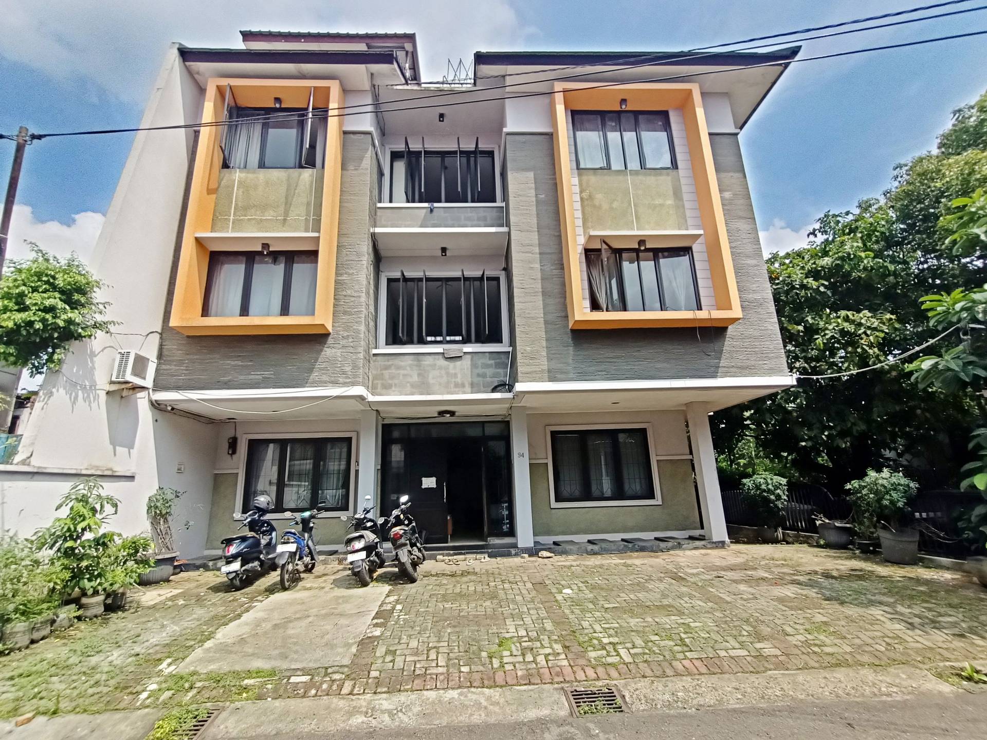 https://images.rukita.co/buildings/building/df9ab065-319.jpg
