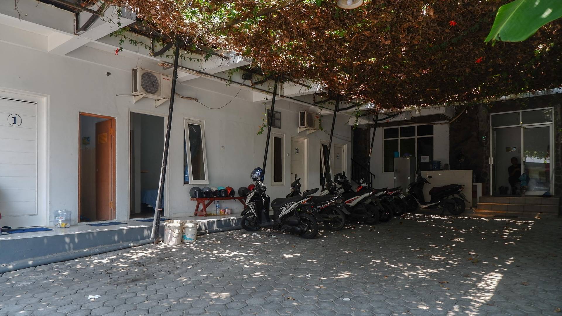 https://images.rukita.co/buildings/building/e0b04e9e-d12.jpg