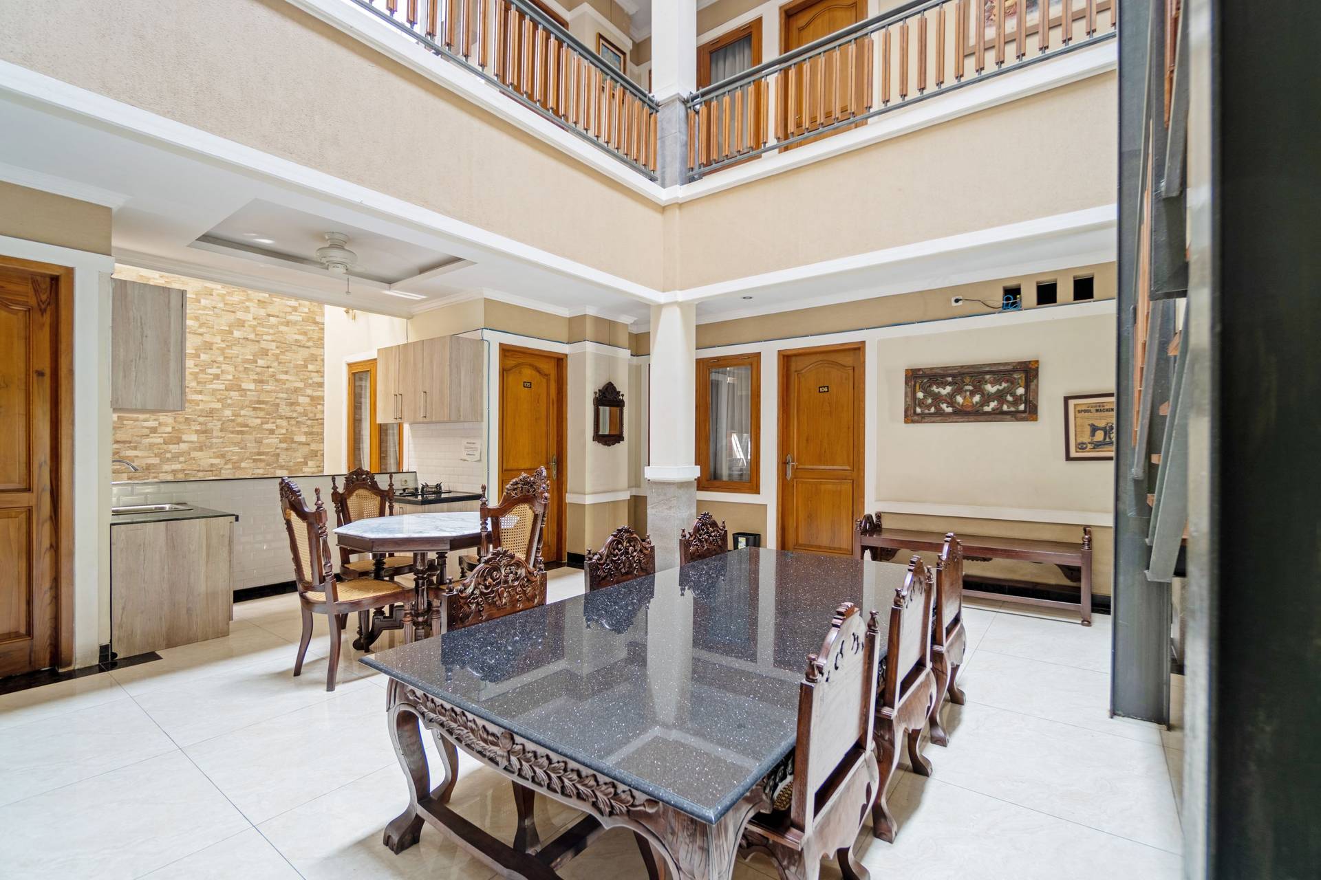 https://images.rukita.co/buildings/building/e2bb3f44-446.jpg