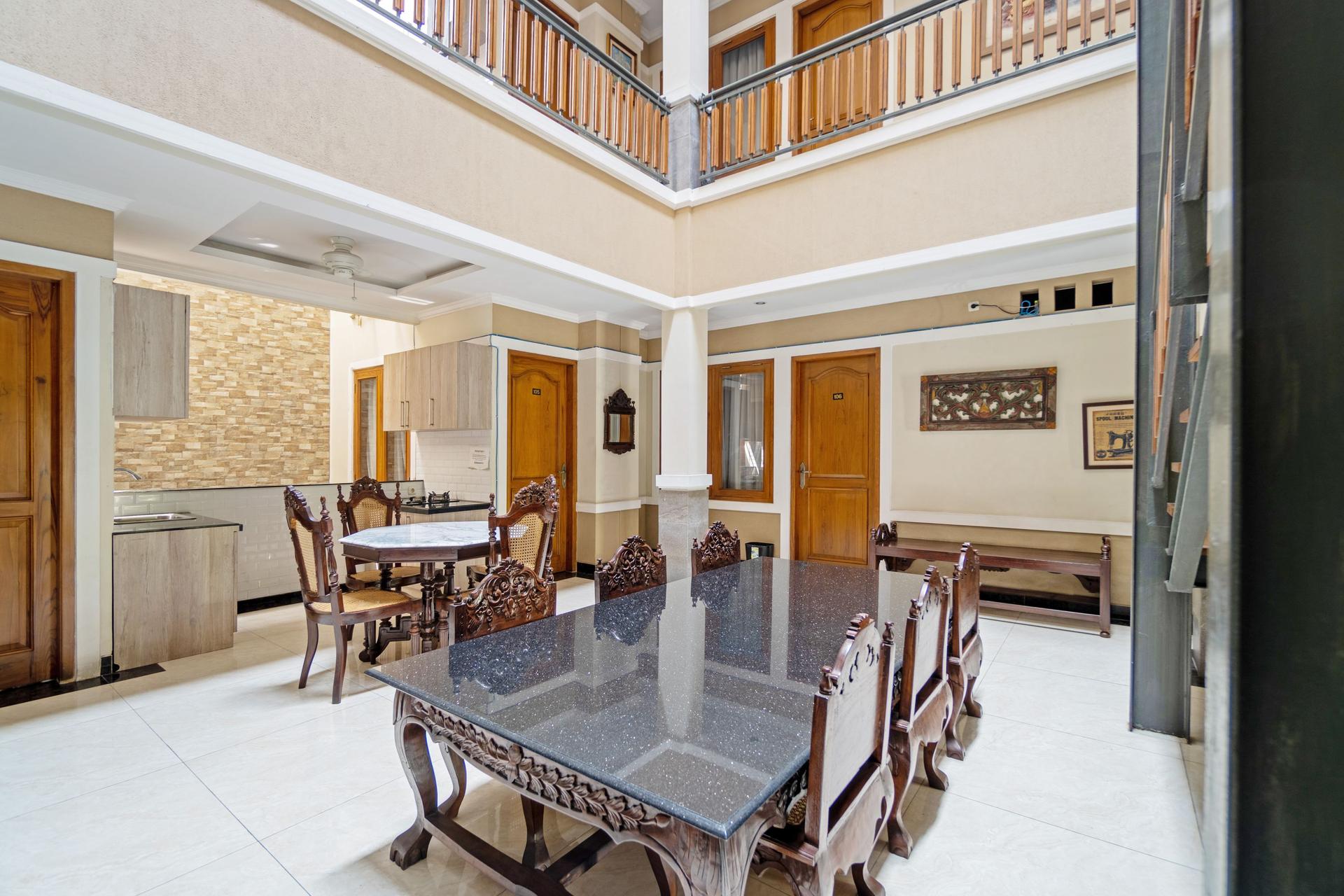 https://images.rukita.co/buildings/building/e2bb3f44-446.jpg