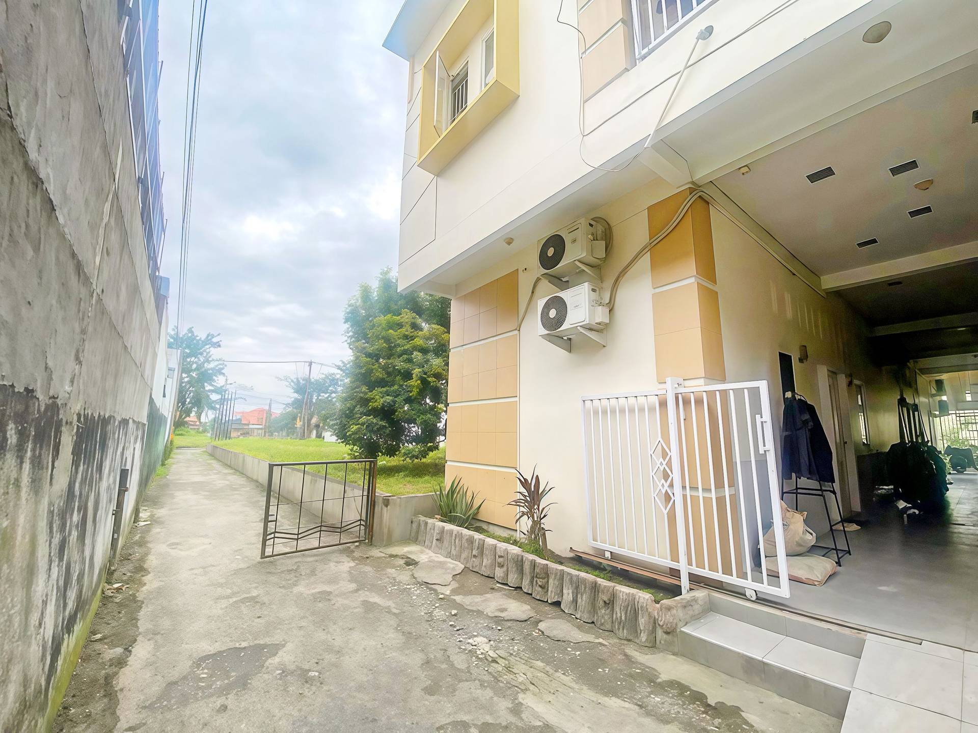 https://images.rukita.co/buildings/building/e4364b71-89df-4114-b1a8-f3e6472b5672.jpg