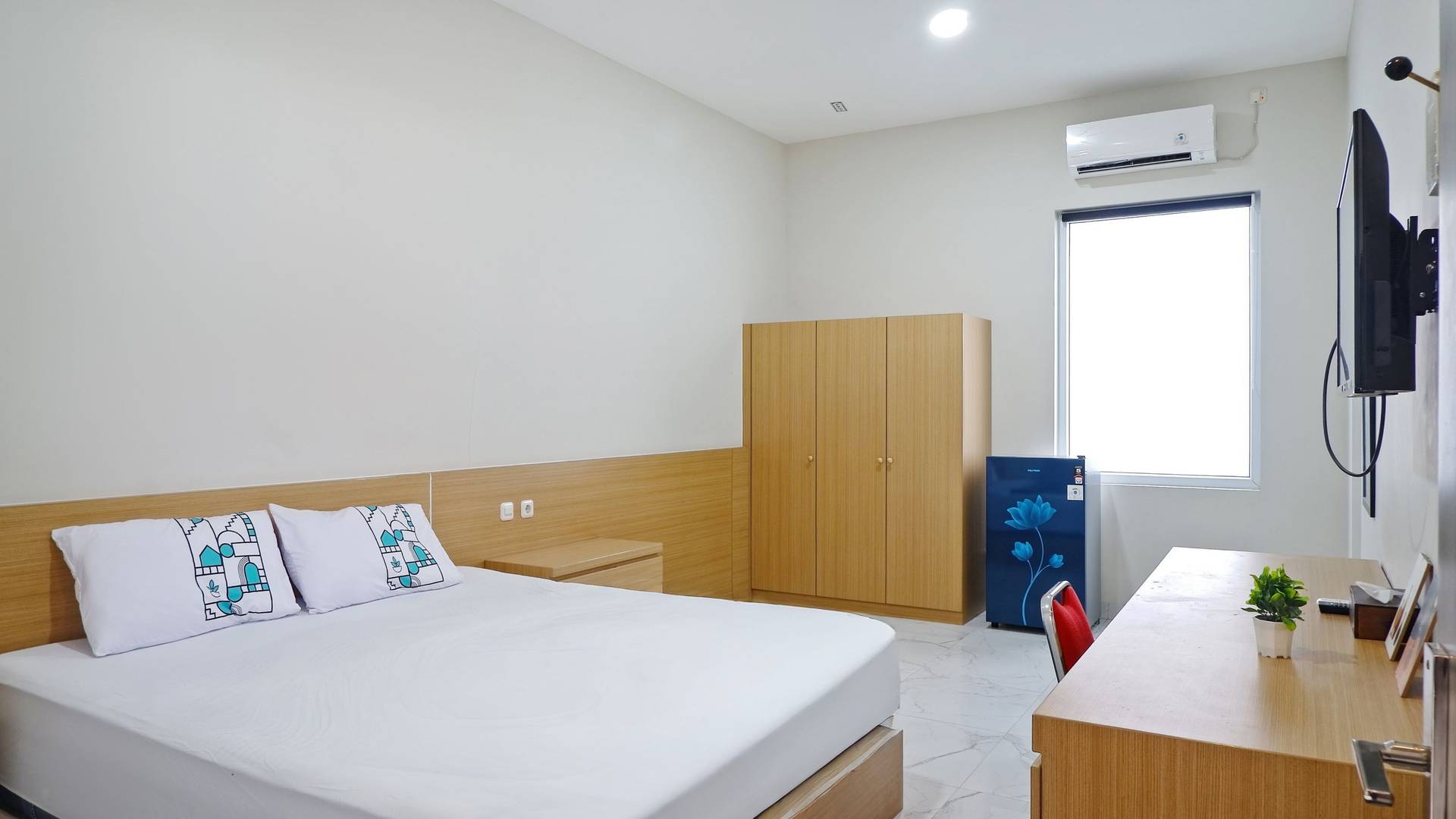 https://images.rukita.co/buildings/building/e4de3d5a-97ac-41d7-a80a-c6fafede8784.jpg