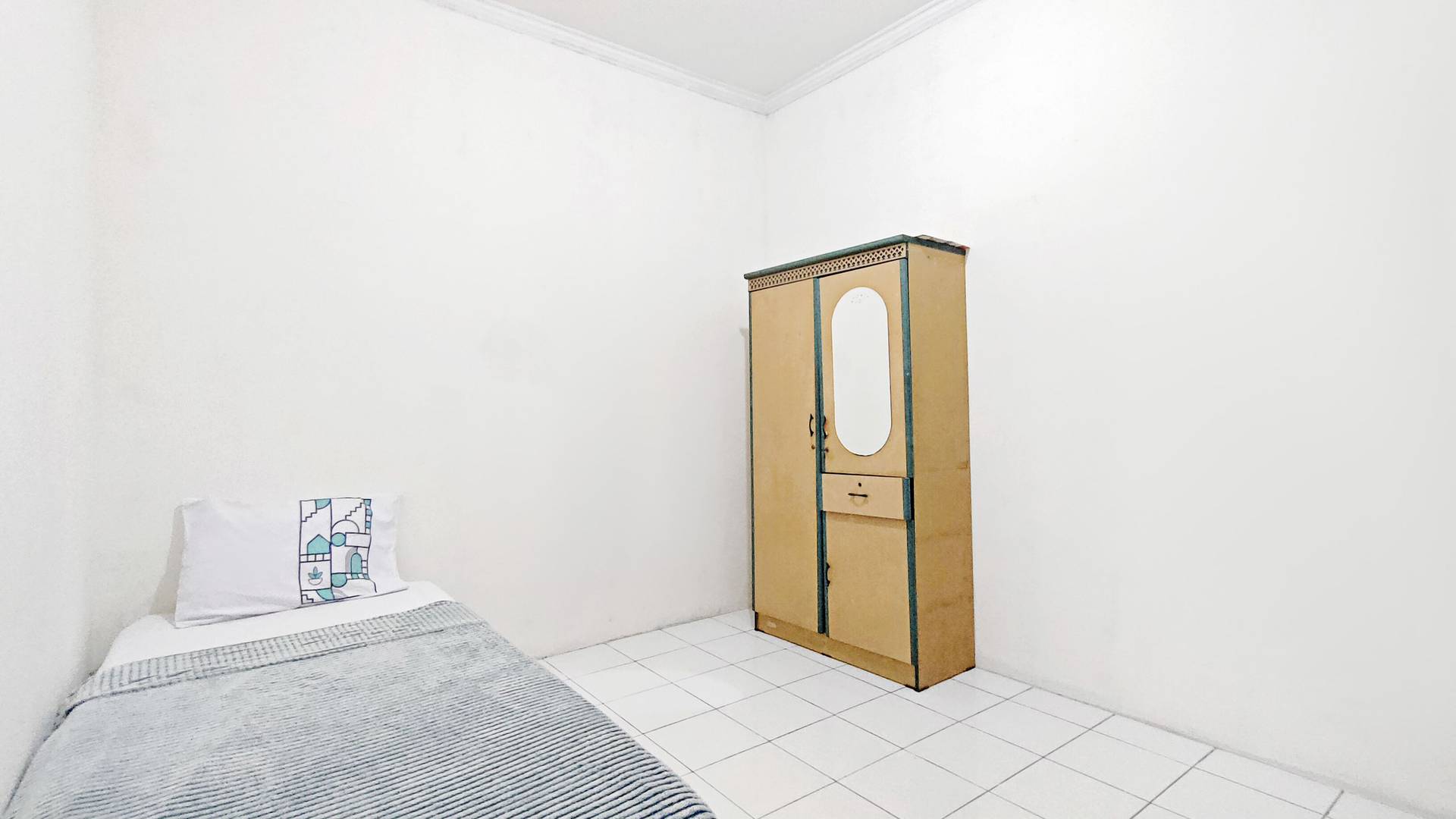https://images.rukita.co/buildings/building/ee913f15-8e8.jpg