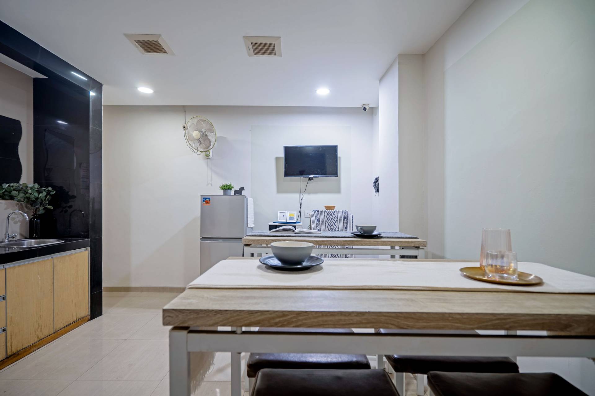 https://images.rukita.co/buildings/building/f2a0d402-f2a.jpg