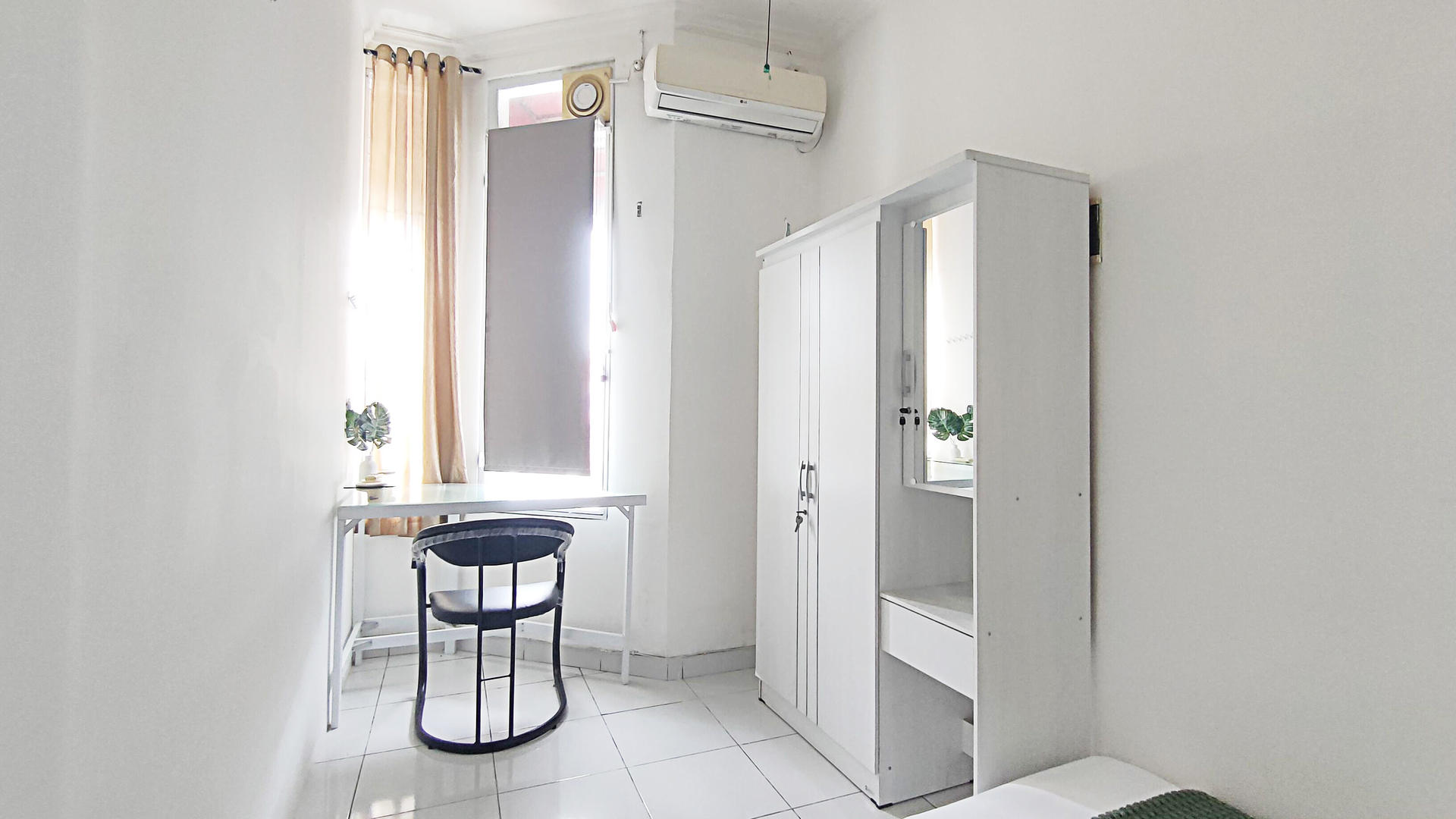 https://images.rukita.co/buildings/building/f45729ef-b9b.jpg