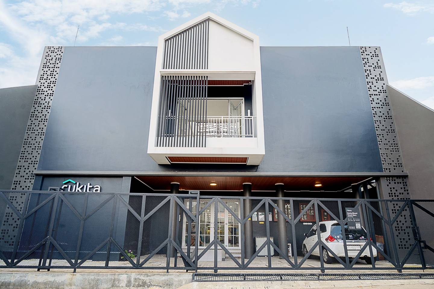 https://images.rukita.co/buildings/building/f74414bc-5f7.jpg