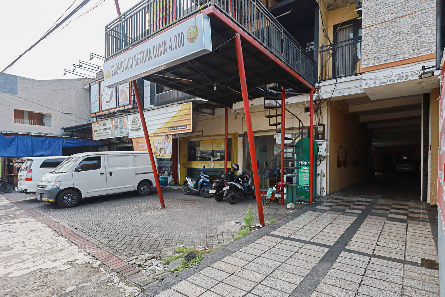 https://images.rukita.co/buildings/building/fcbc5bb9-952.jpg