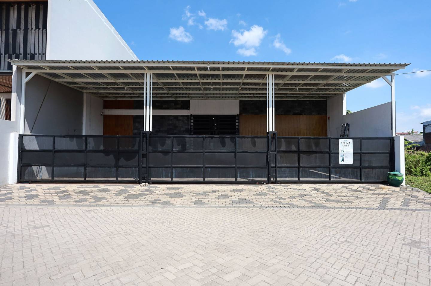 https://images.rukita.co/buildings/building/fcfe38fc-4ab.jpg