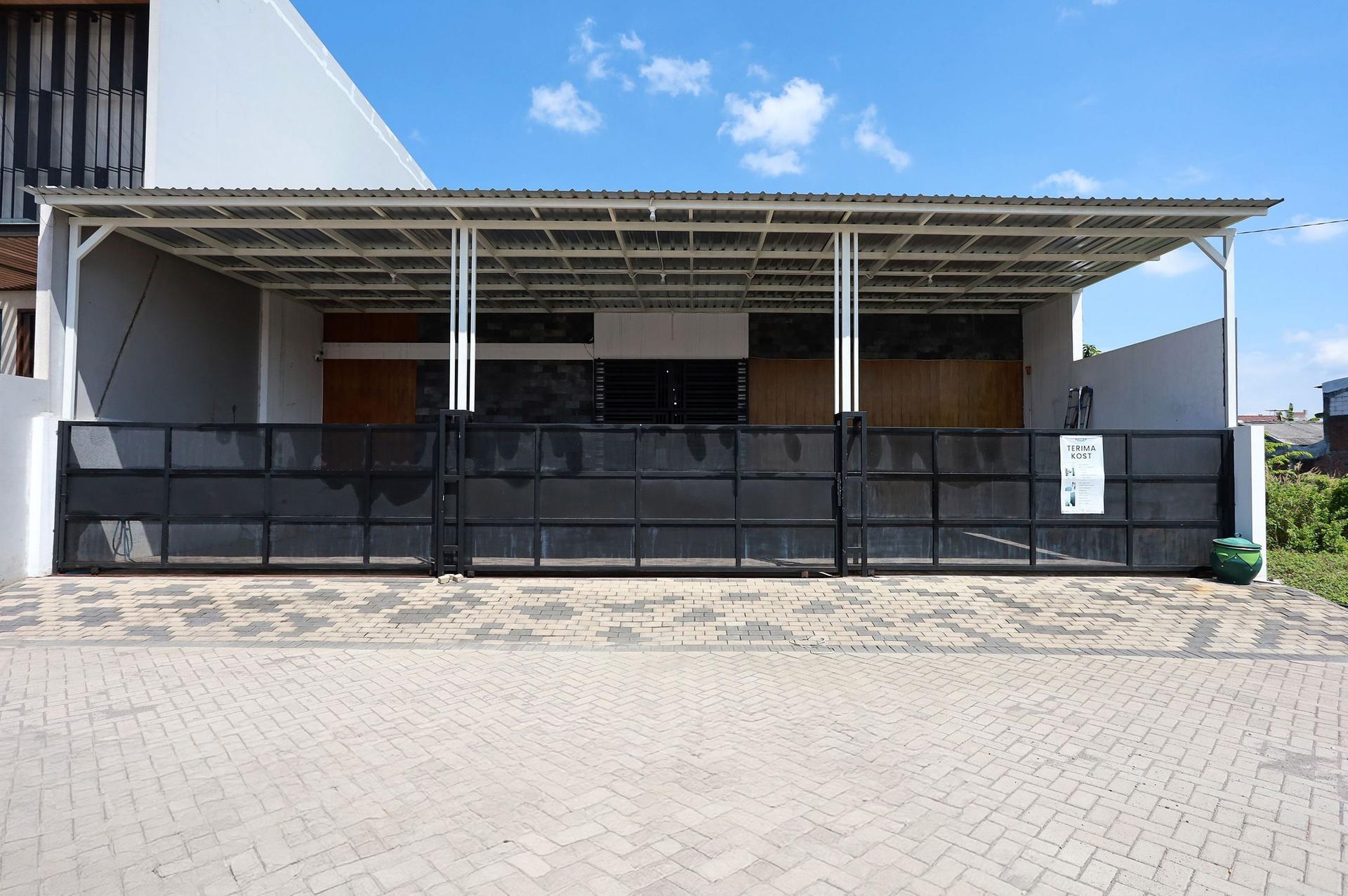 https://images.rukita.co/buildings/building/fcfe38fc-4ab.jpg