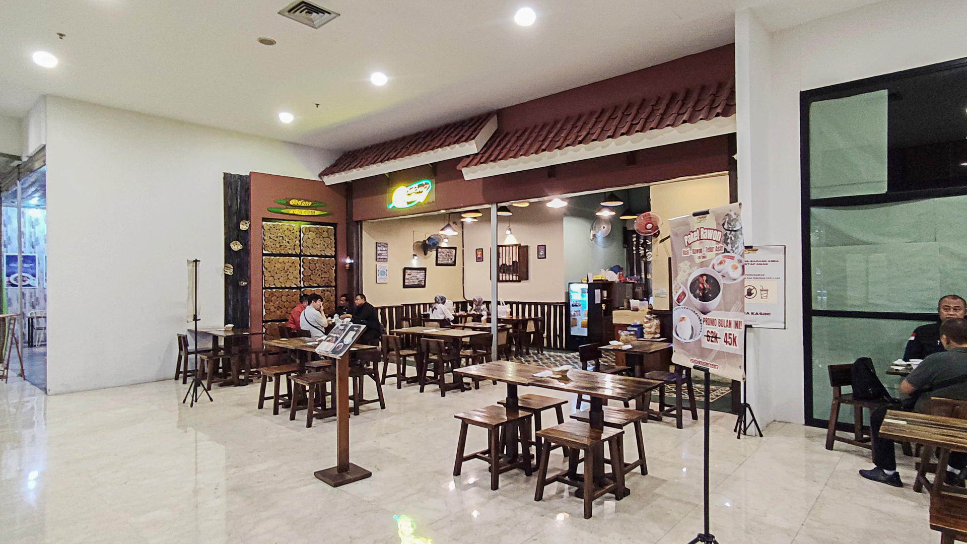 https://images.rukita.co/buildings/building/fd06bb89-ca8.jpg