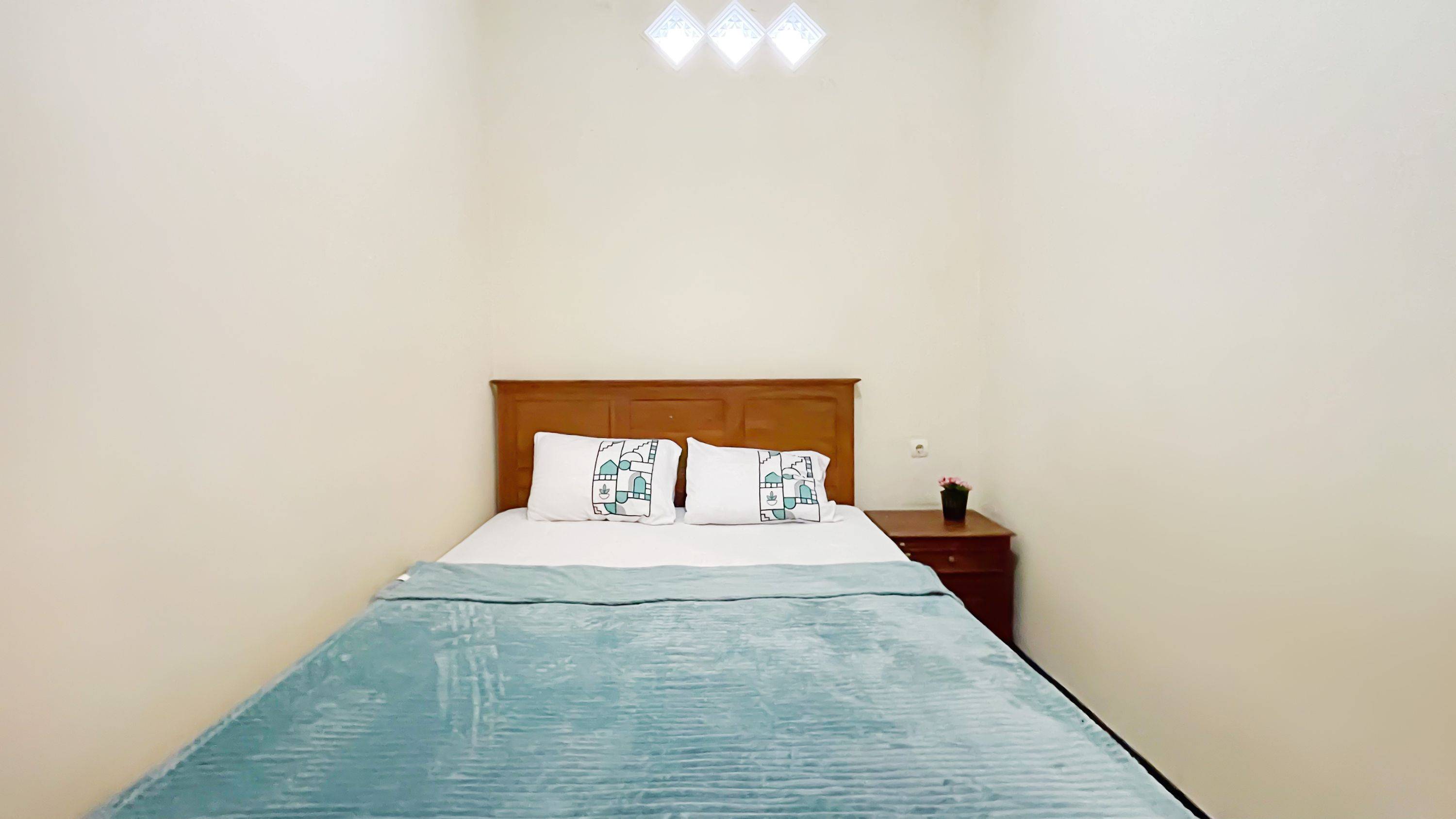 D'Yolland House Manahan Solo Regular Queen B