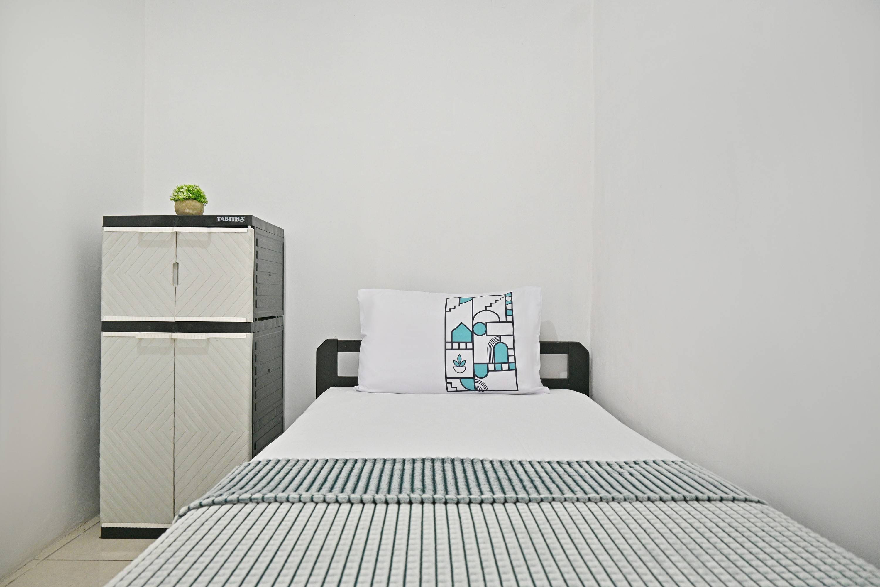 Compact Single A - M