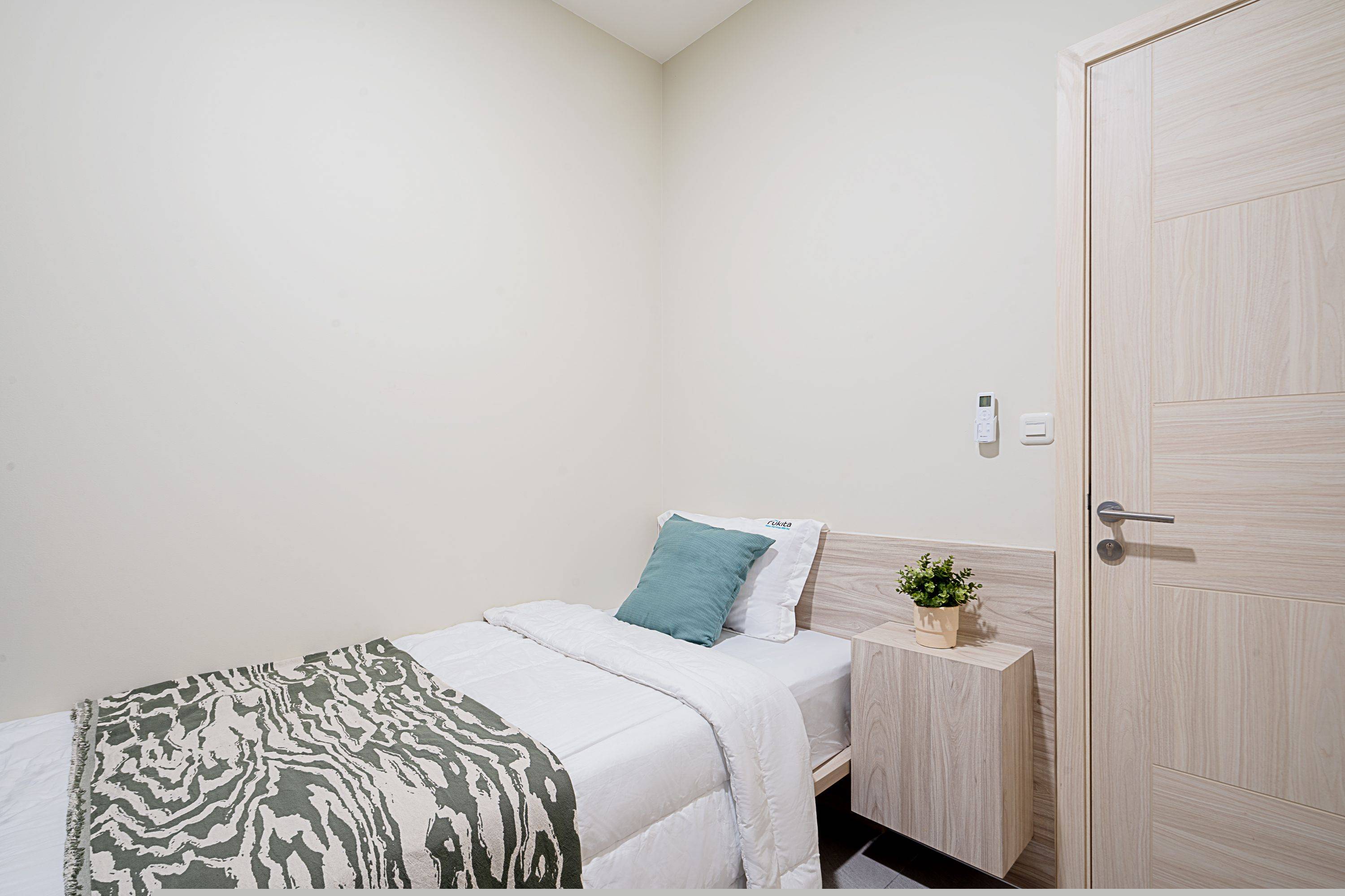 Compact Single A - M