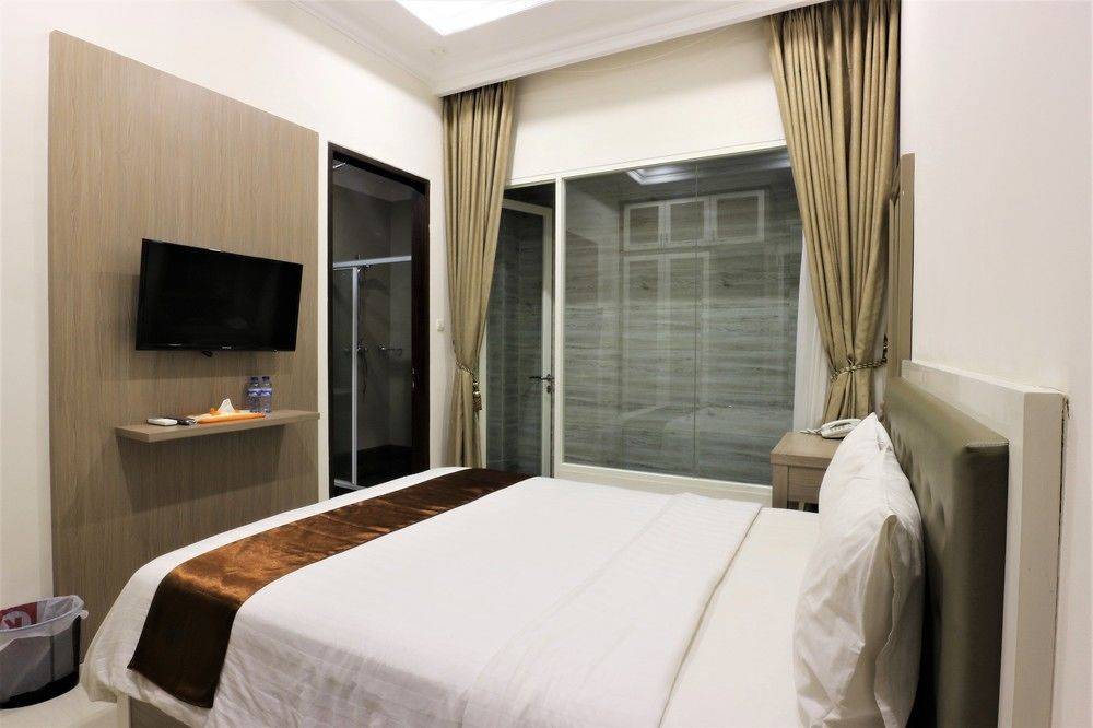 https://images.rukita.co/rkt-staging1-media/buildings/building/023e7d01_z_bqZF8A4.jpg